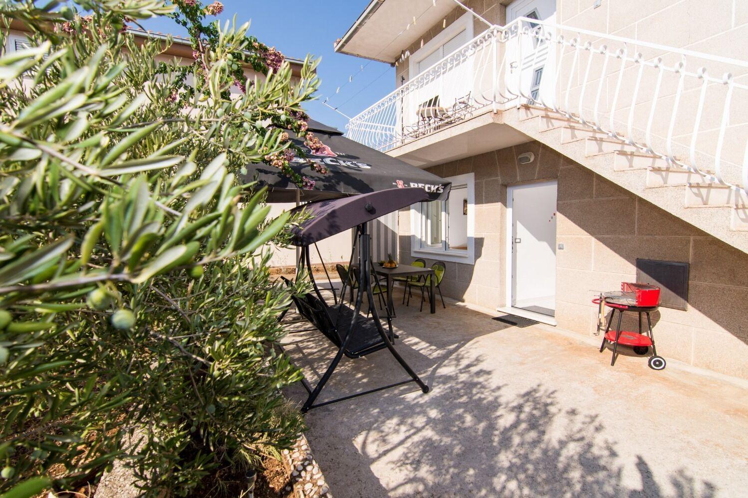 Apartments Ivica - Garden Terrace Slatine Extérieur photo
