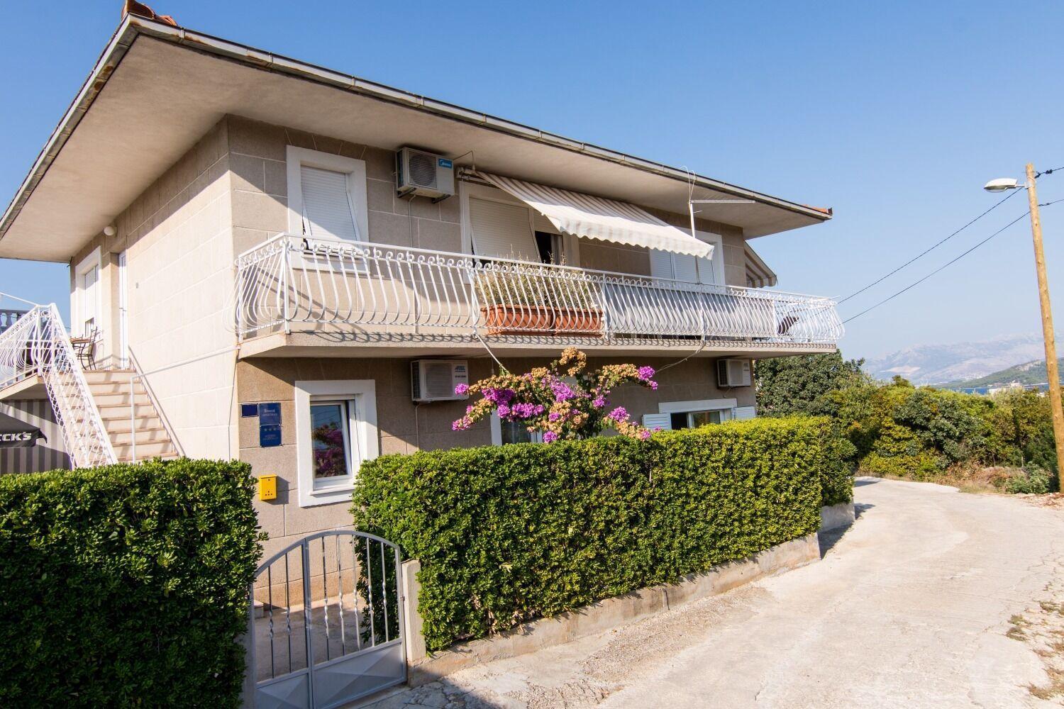 Apartments Ivica - Garden Terrace Slatine Extérieur photo